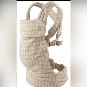 Nest Blanche Ergonomic Carrier in a Houndstooth pattern